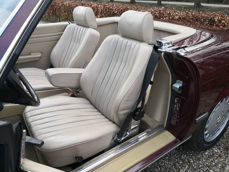 Image 15/38 of Mercedes-Benz 560 SL (1986)