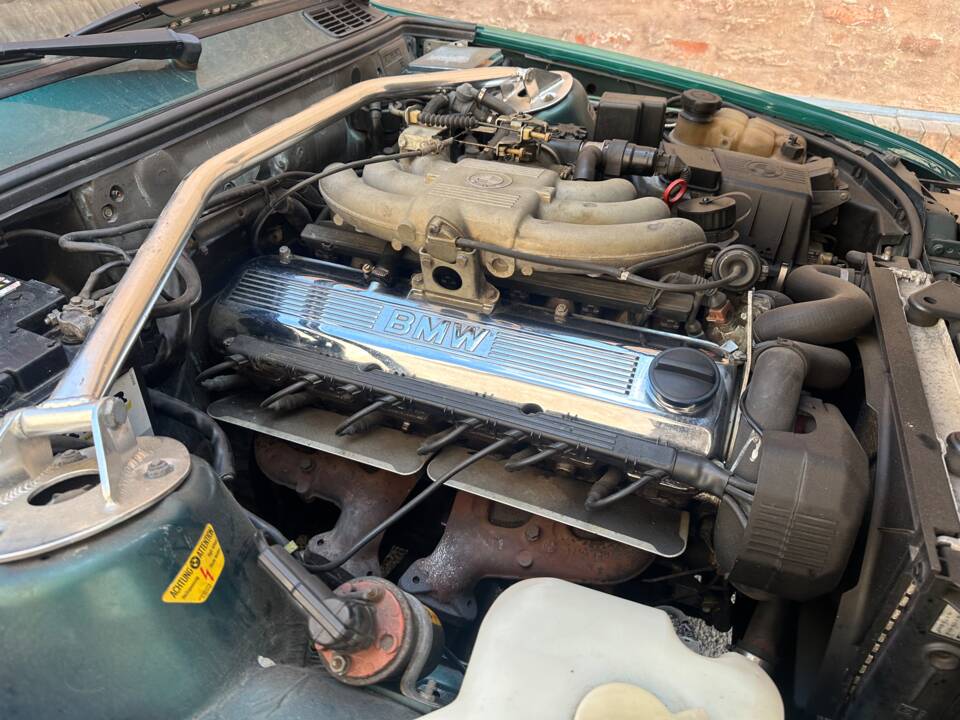 Image 16/23 of BMW 325i Touring (1993)