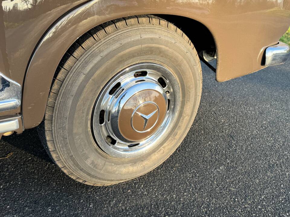 Image 29/43 of Mercedes-Benz 220 S (1956)