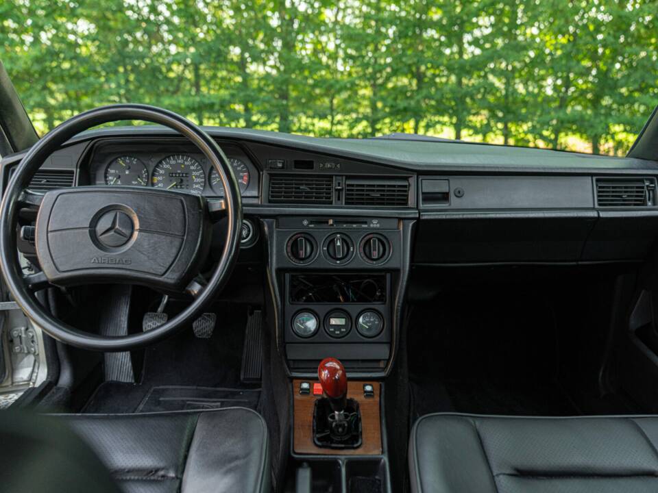 Image 34/50 of Mercedes-Benz 190 E 2.3-16 (1985)