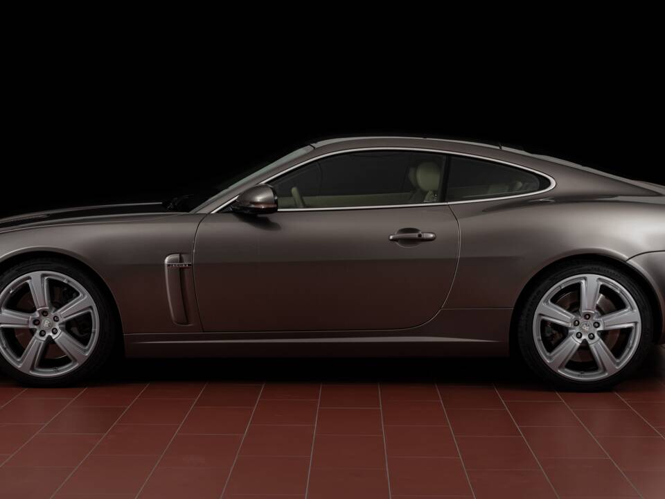 Image 2/8 of Jaguar XKR (2009)