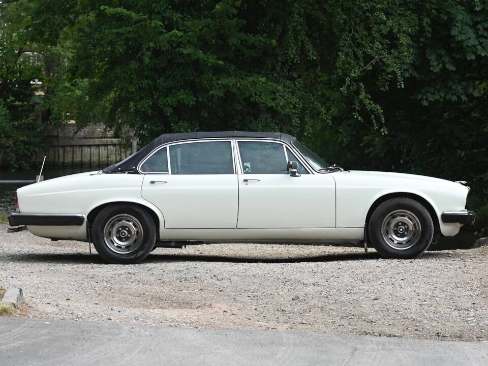 Image 2/20 de Jaguar XJ 6 L 4.2 (1978)