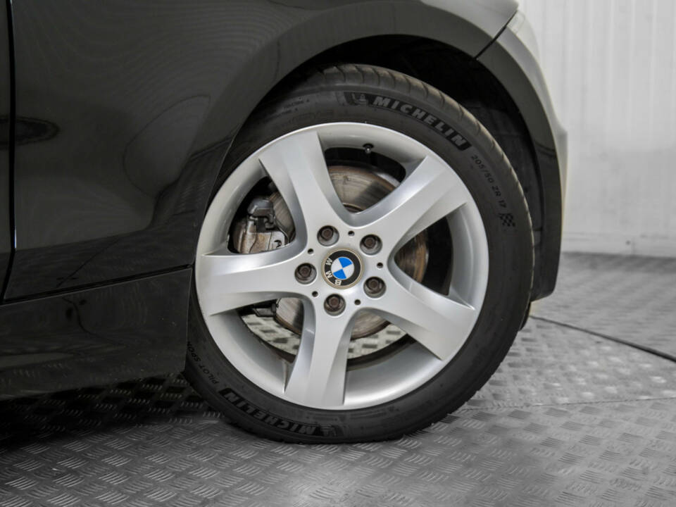 Image 47/50 of BMW 125i (2009)