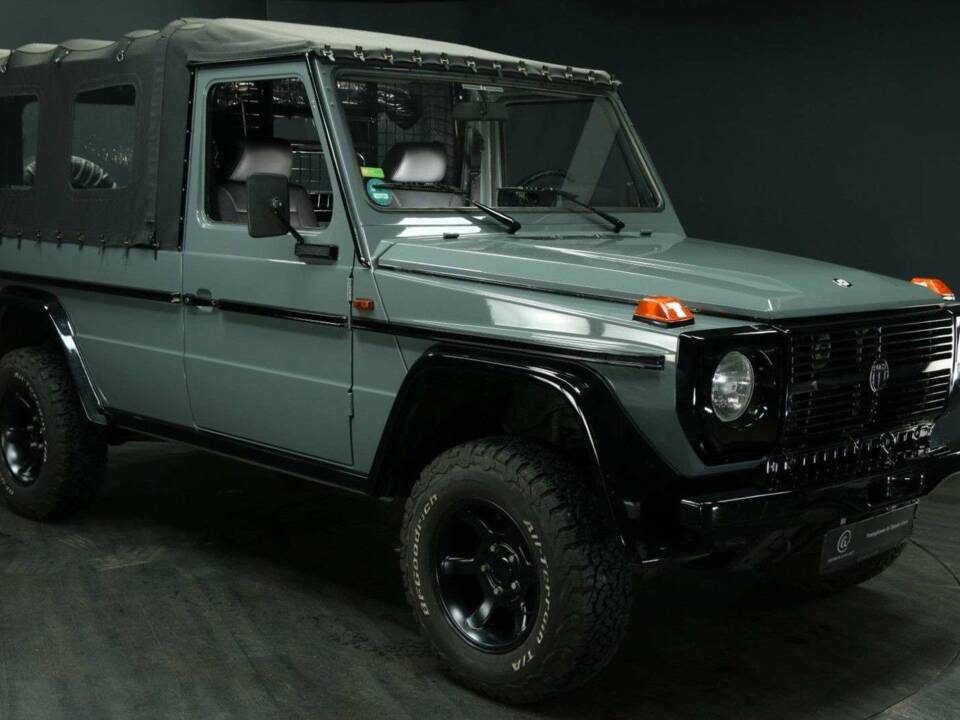 Immagine 7/50 di Mercedes-Benz 230 GE (SWB) (1993)