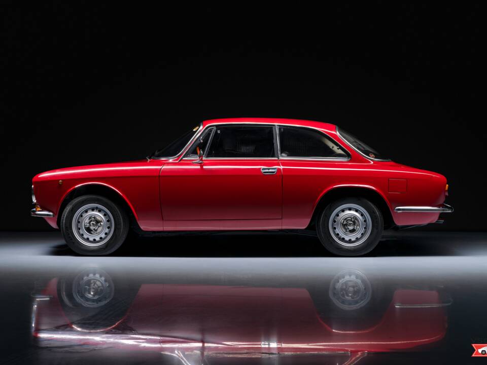 Image 2/17 of Alfa Romeo Giulia GT 1300 Junior (1971)