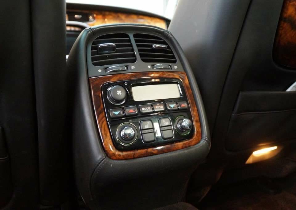 Image 16/50 of Jaguar XJ 8 4.2 (2007)