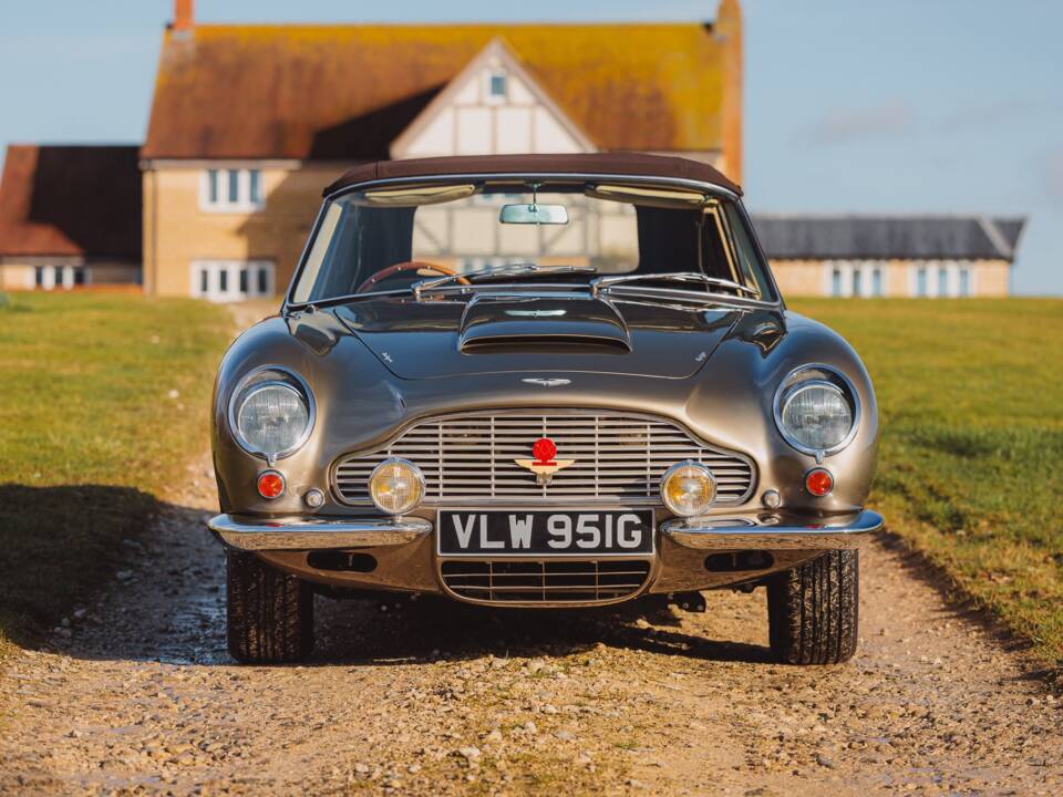 Image 2/99 of Aston Martin DB 6 Volante (1968)