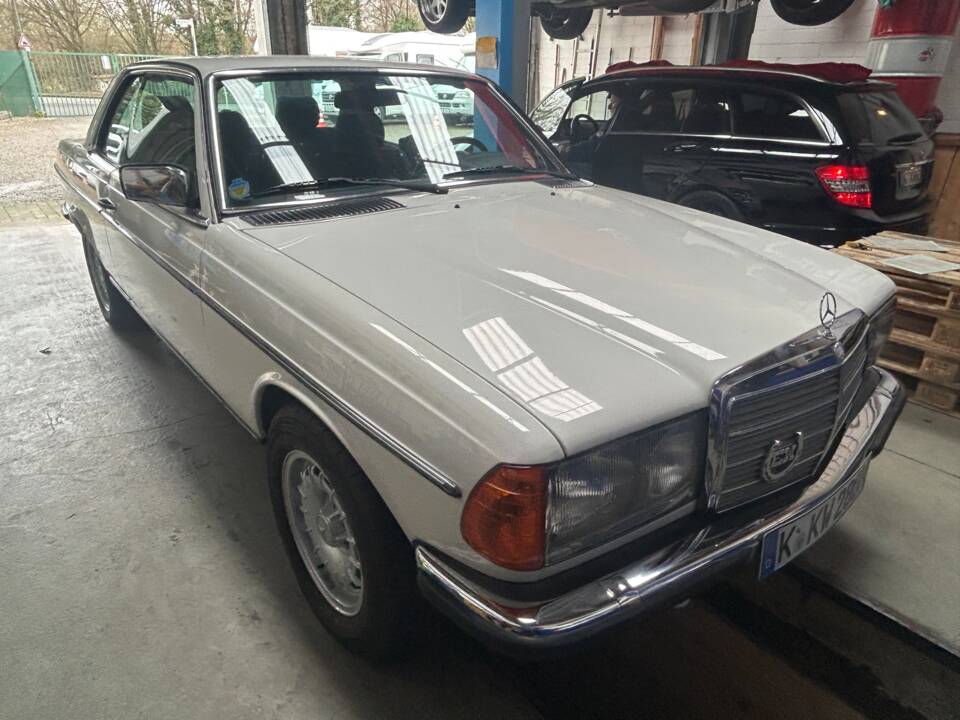 Bild 2/8 von Mercedes-Benz 280 CE (1982)