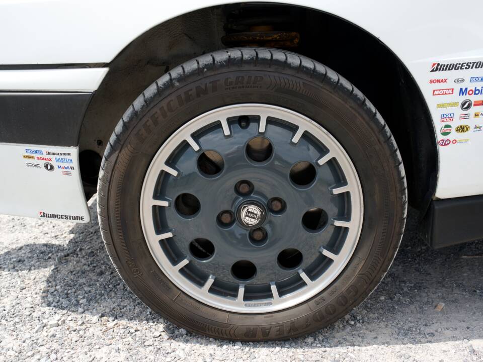 Image 22/47 of Lancia Delta HF Integrale (1988)