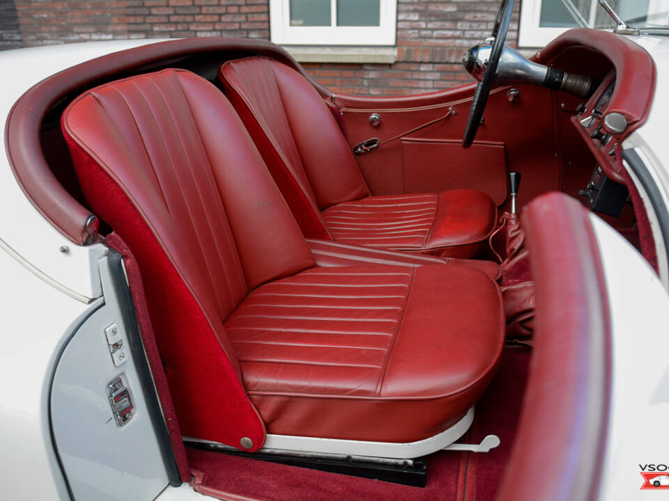 Image 11/19 of Jaguar XK 120 SE OTS (1954)