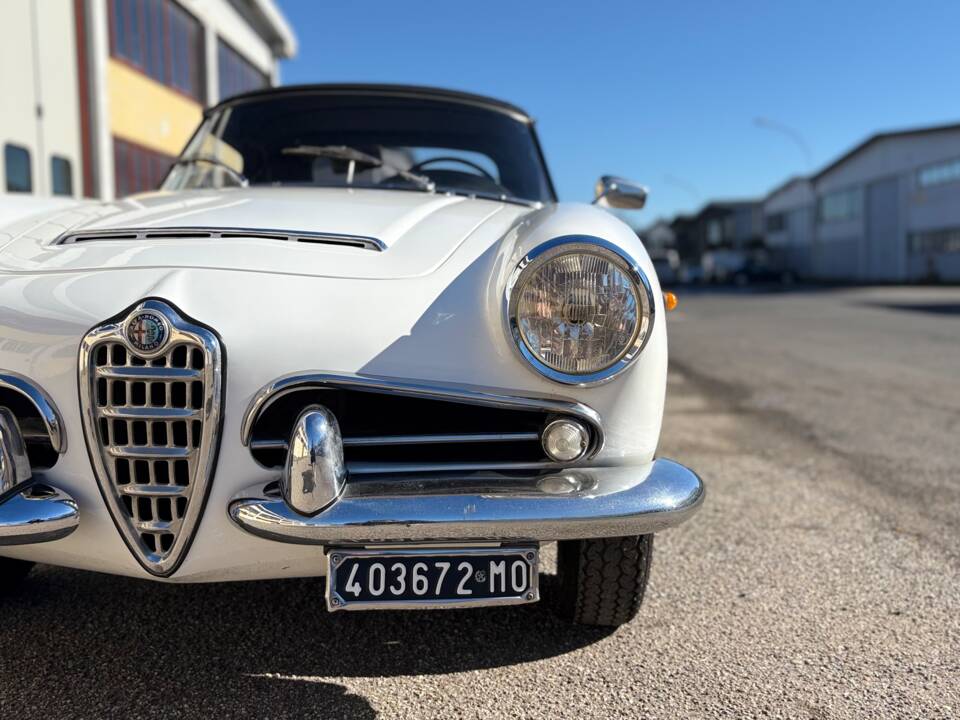 Image 15/24 of Alfa Romeo Giulia 1600 Spider (1963)