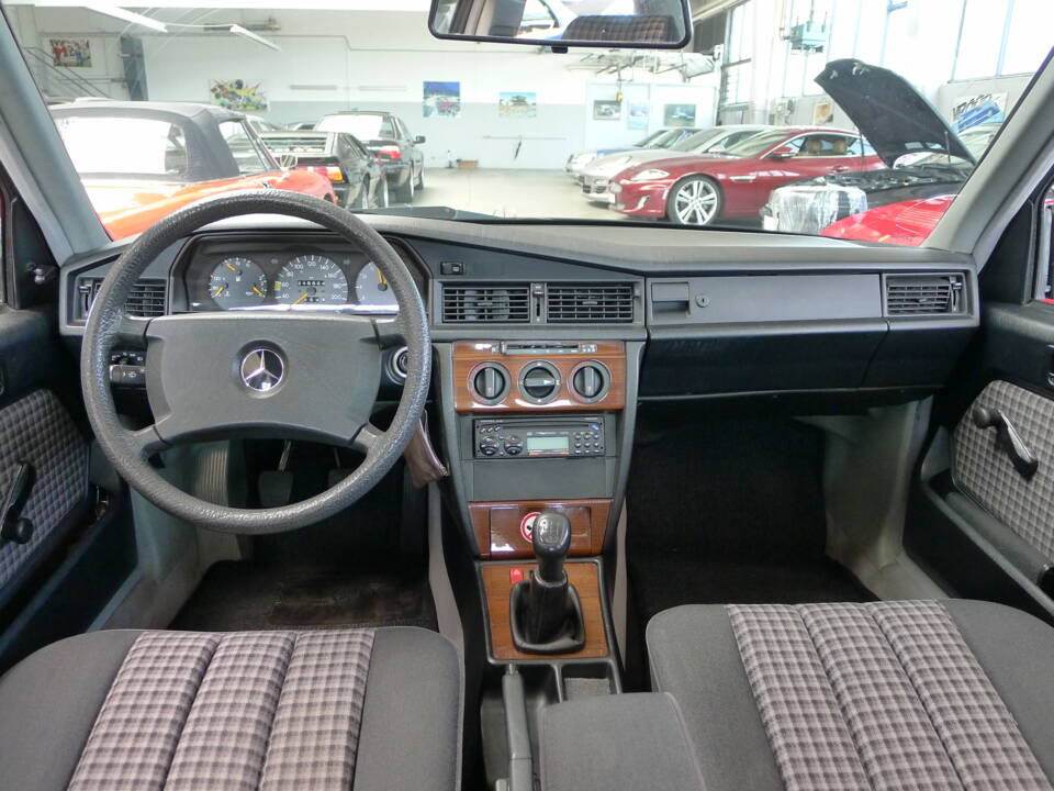 Image 20/34 de Mercedes-Benz 190 E 1.8 (1991)