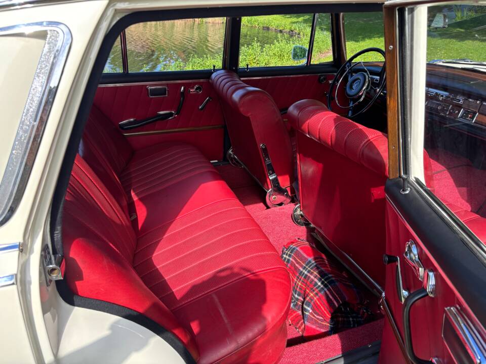 Image 14/64 of Mercedes-Benz 220 S b (1965)