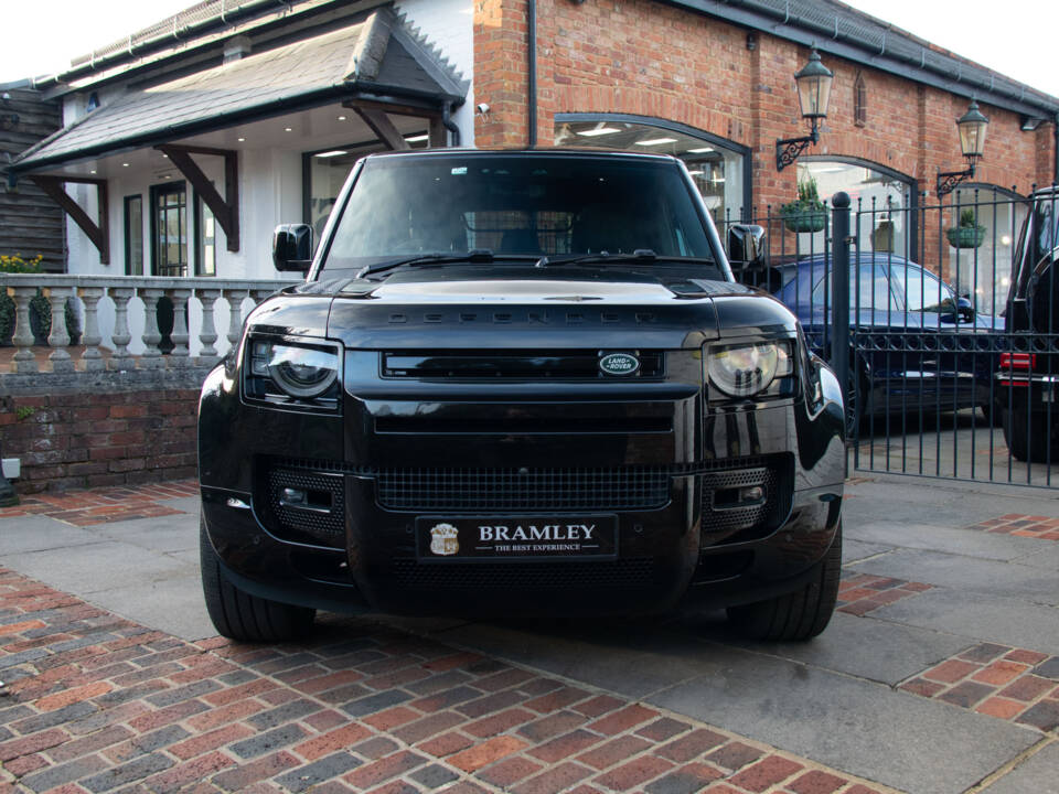 Image 3/25 of Land Rover Defender 110 P525 &quot;Bond Edition&quot; (2022)