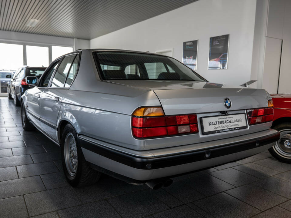 Image 4/17 of BMW 730i (1993)