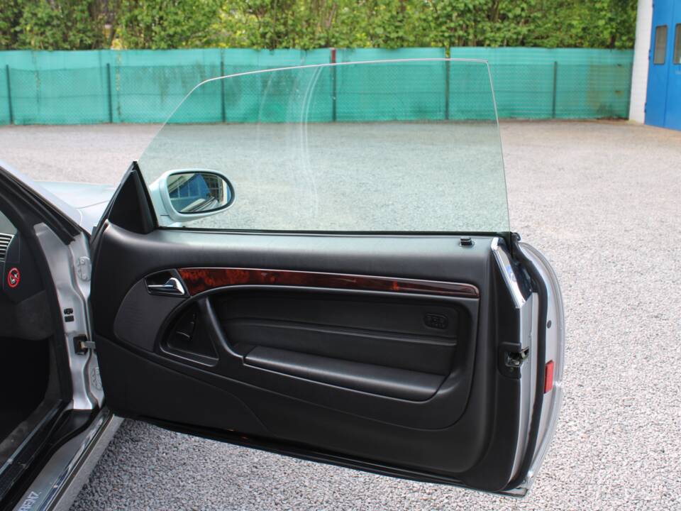 Image 43/50 of Mercedes-Benz SL 320 (2001)