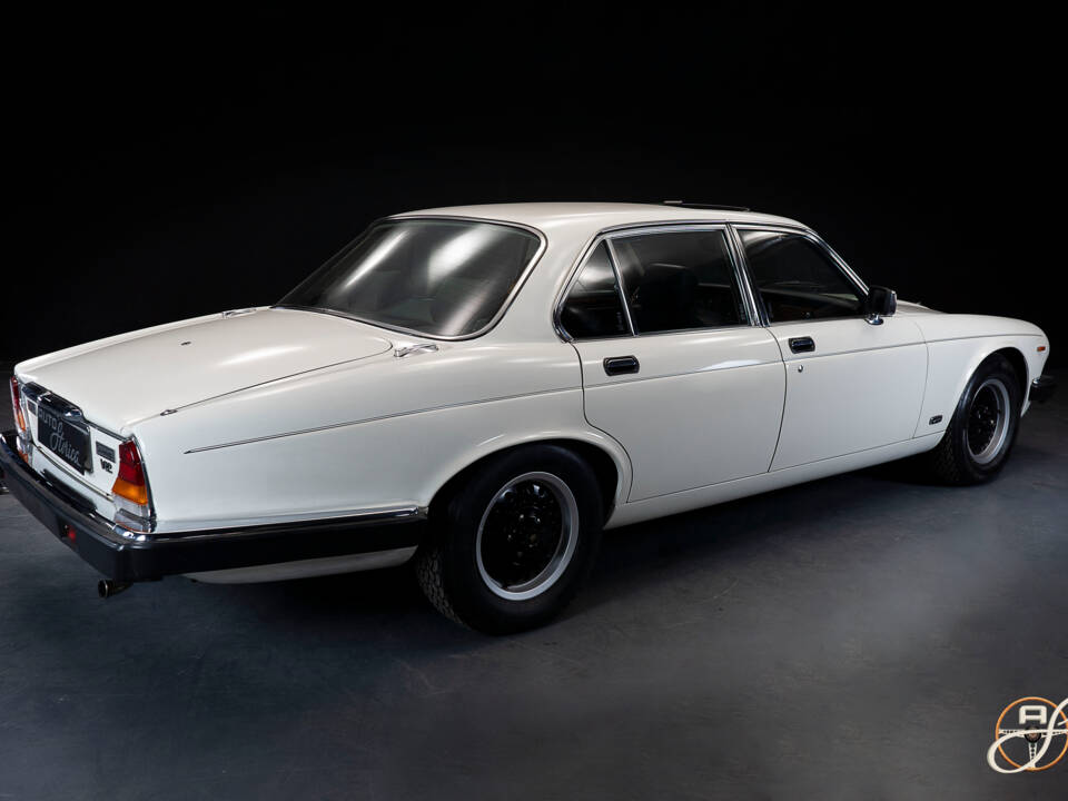Image 5/22 of Jaguar XJ 12 (1986)
