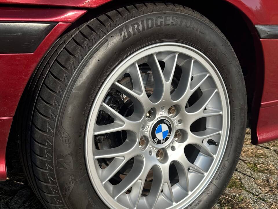 Bild 43/57 von BMW 320i (1993)