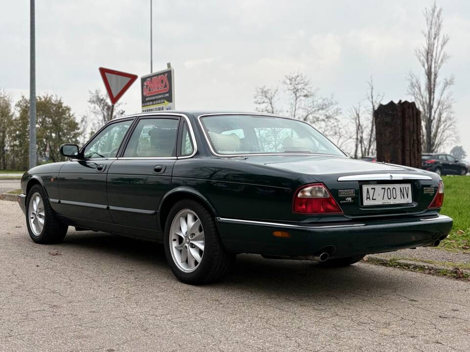 Immagine 4/14 di Jaguar XJ 8 Executive (1998)