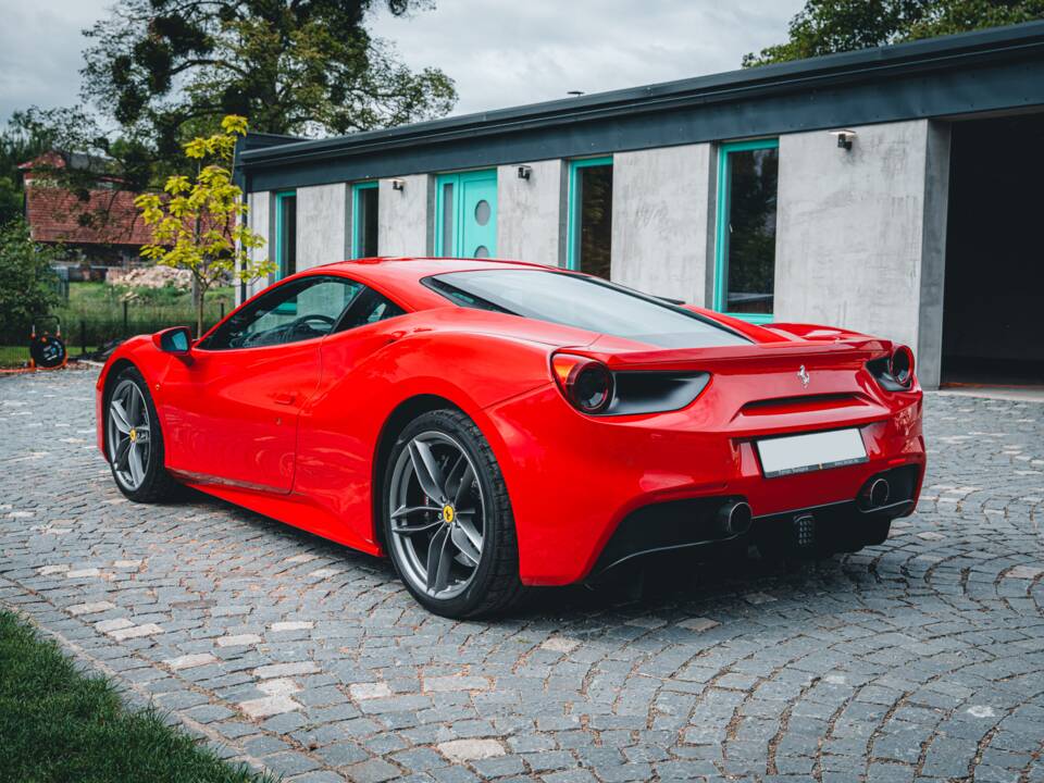 Image 14/56 of Ferrari 488 GTB (2020)