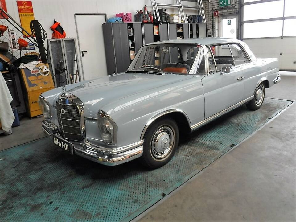 Imagen 24/50 de Mercedes-Benz 220 SE b (1963)