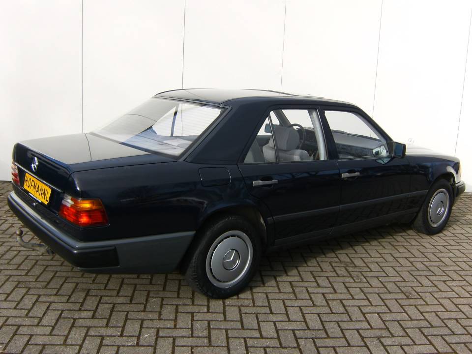 Image 2/11 de Mercedes-Benz 200 D (1985)