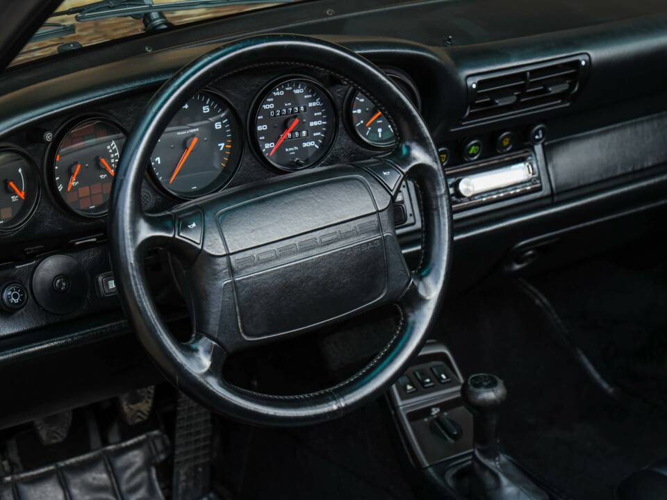 Obraz 24/50 pojazdu Porsche 911 Carrera 2 (1991)