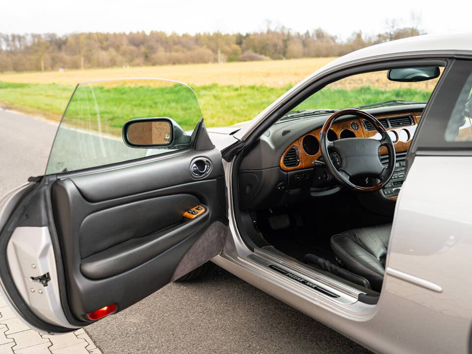 Bild 17/37 von Jaguar XKR (2001)