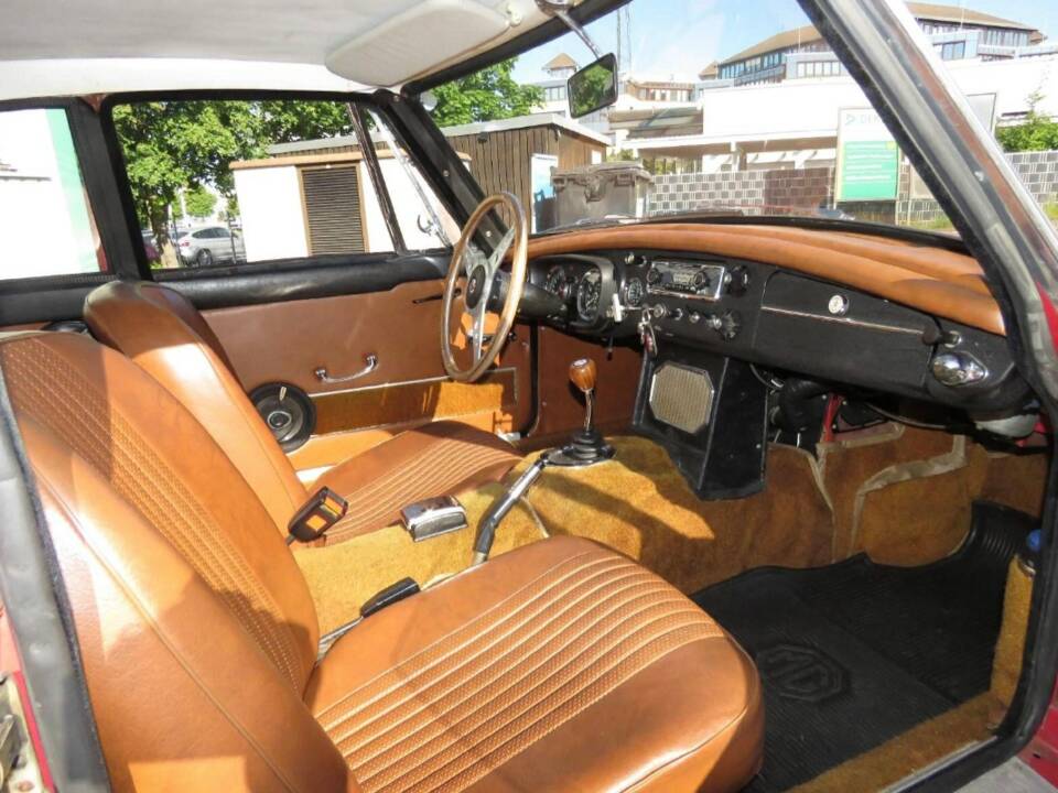 Image 14/28 de MG MGB GT (1966)