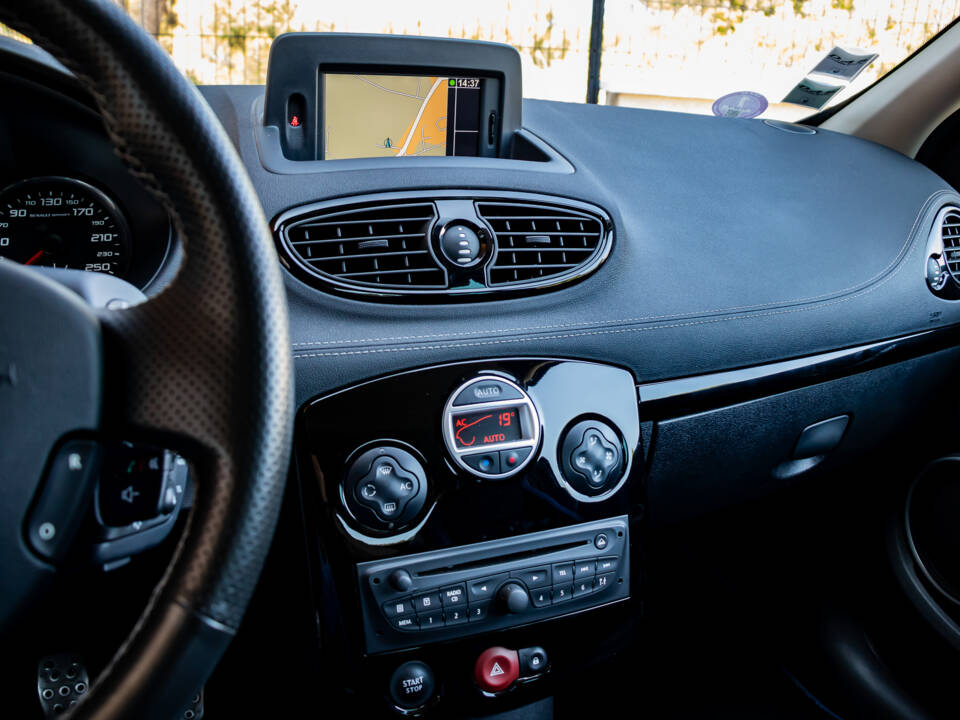 Image 20/40 of Renault Clio Gordini R.S. (2012)