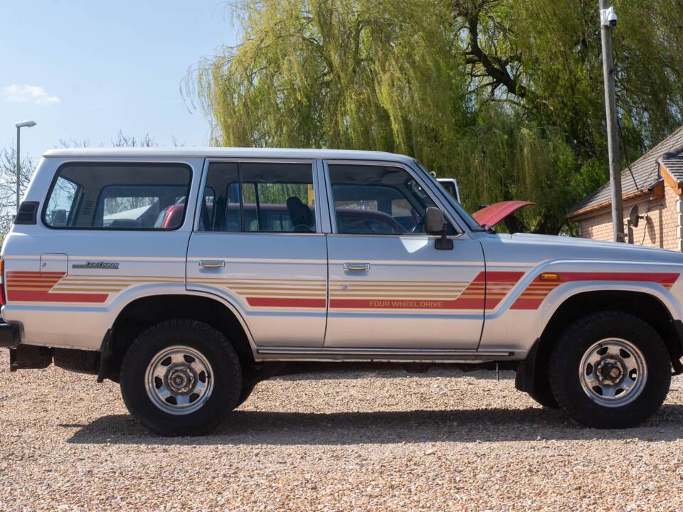Image 2/46 of Toyota Land Cruiser FJ 62 (1988)