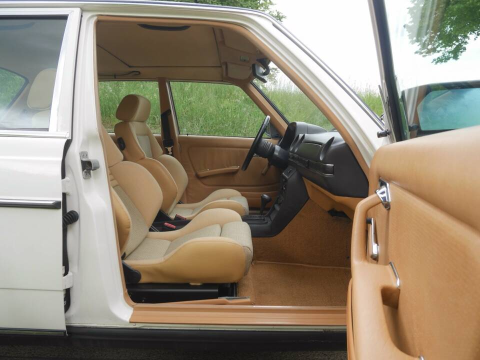 Immagine 26/50 di Mercedes-Benz 230 E (1900)