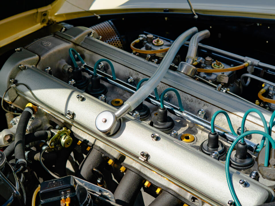 Bild 53/62 von Aston Martin DB 6 Mk II Volante (1970)