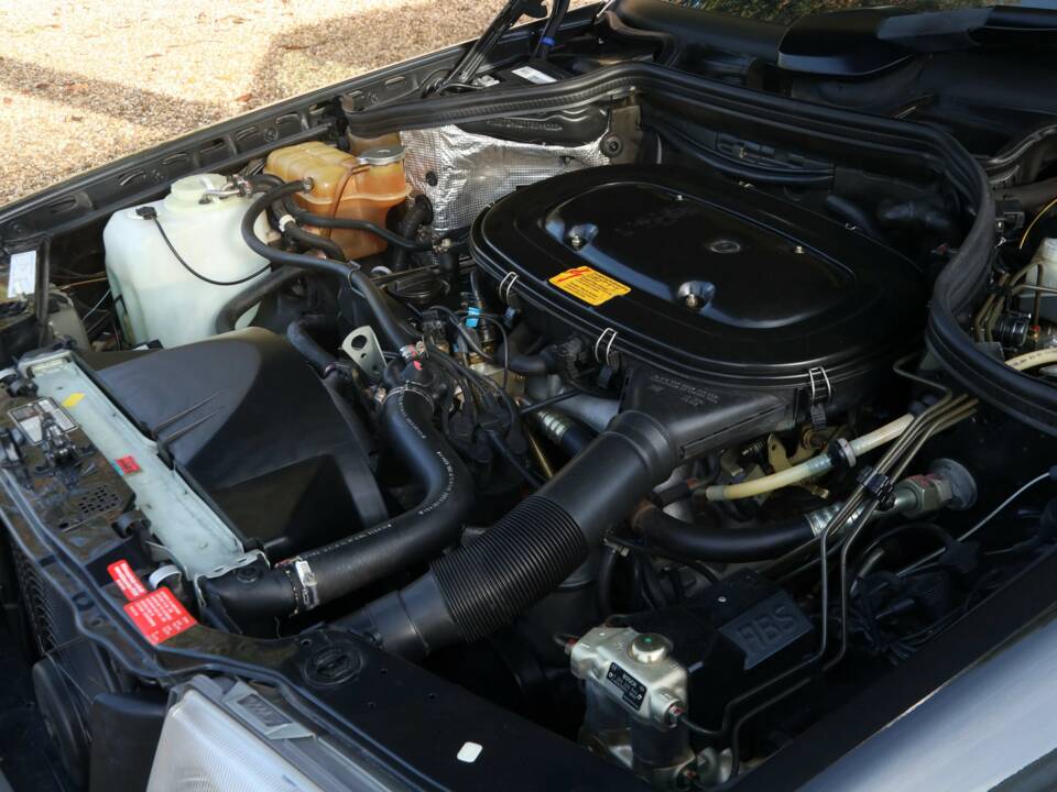 Image 24/50 of Mercedes-Benz 200 E (1992)