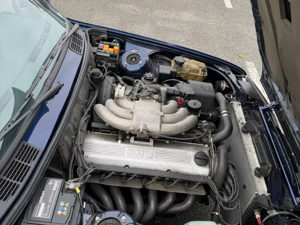 Bild 23/55 von BMW 320i (1991)
