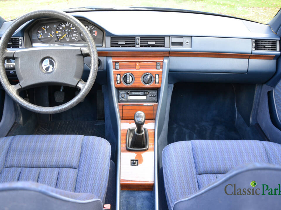 Image 13/50 de Mercedes-Benz 200 E (1991)