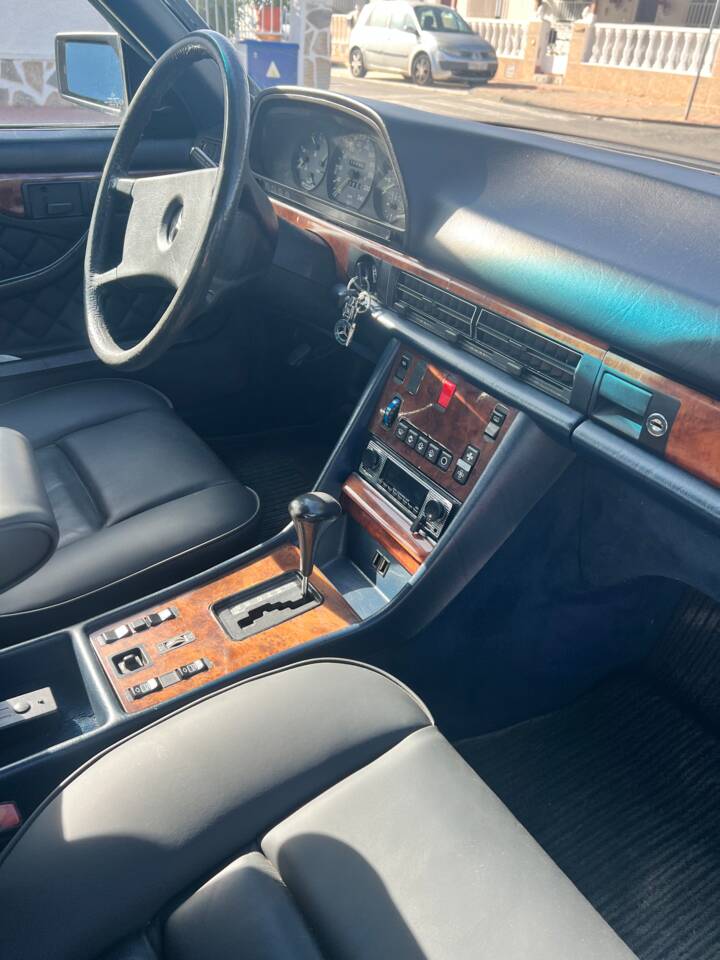 Image 3/77 of Mercedes-Benz 380 SEC (1982)