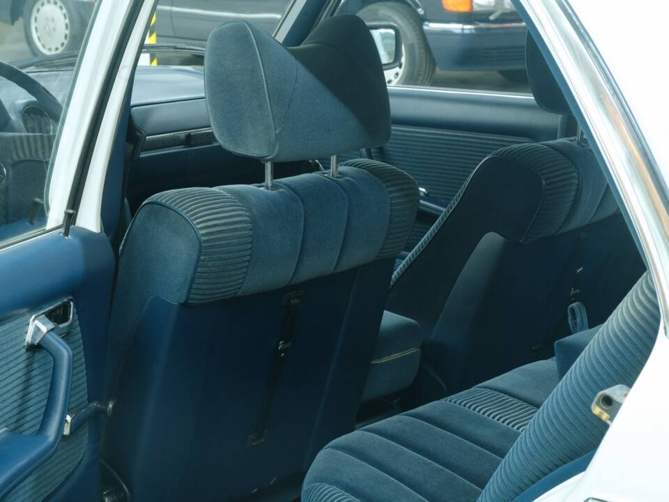 Bild 20/50 von Mercedes-Benz 230 (1977)
