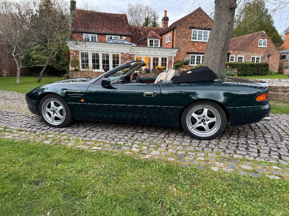 Image 12/44 of Aston Martin DB 7 Volante (1998)