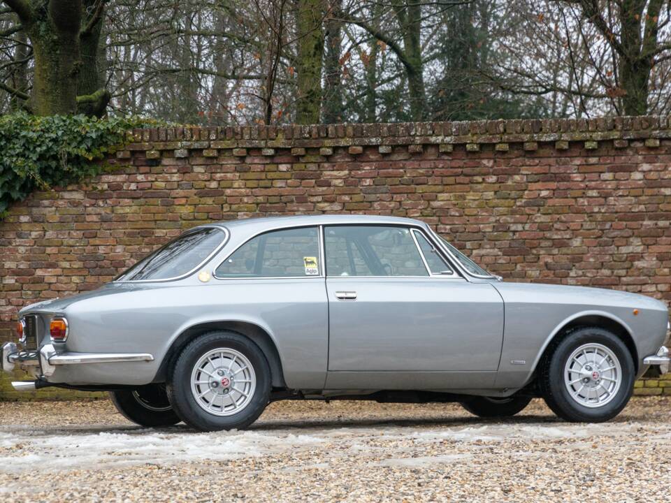 Image 35/50 de Alfa Romeo Giulia GT 1300 Junior (1972)