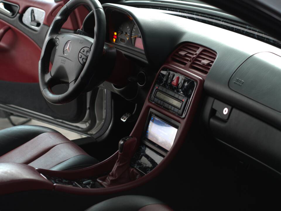 Image 18/28 of Mercedes-Benz CLK 200 Kompressor (2001)