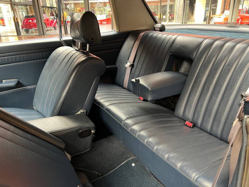 Image 18/41 de Mercedes-Benz 250 C (1970)