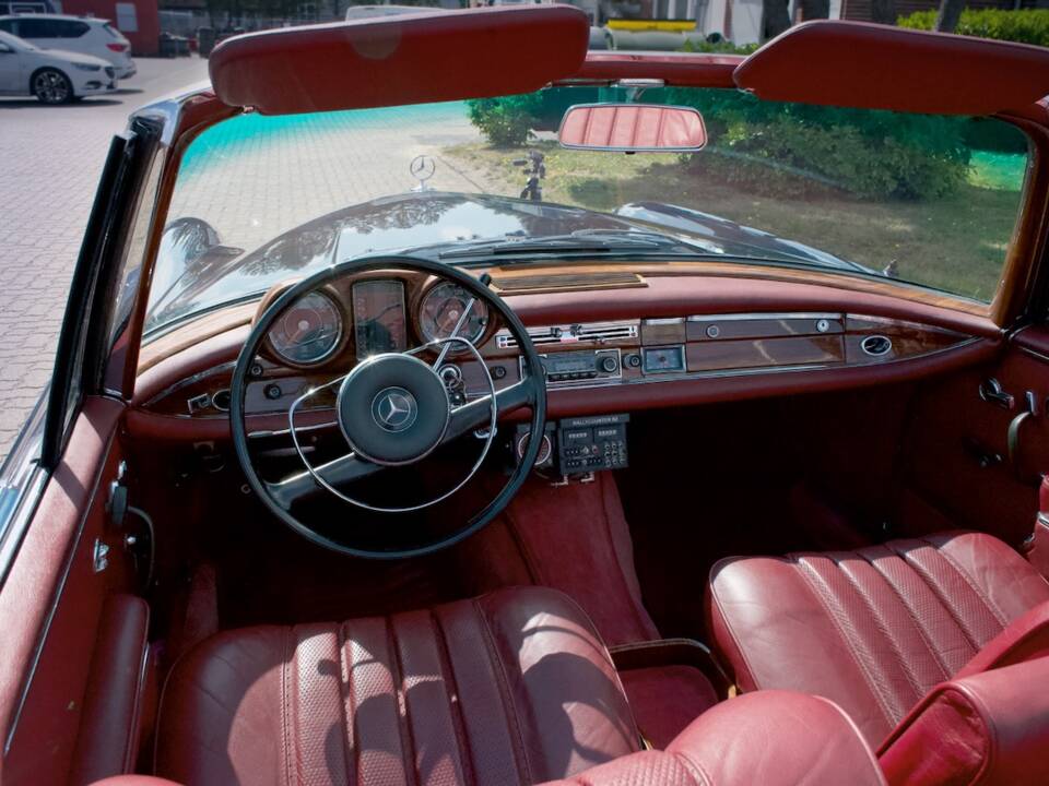 Image 13/39 of Mercedes-Benz 300 SE (1962)