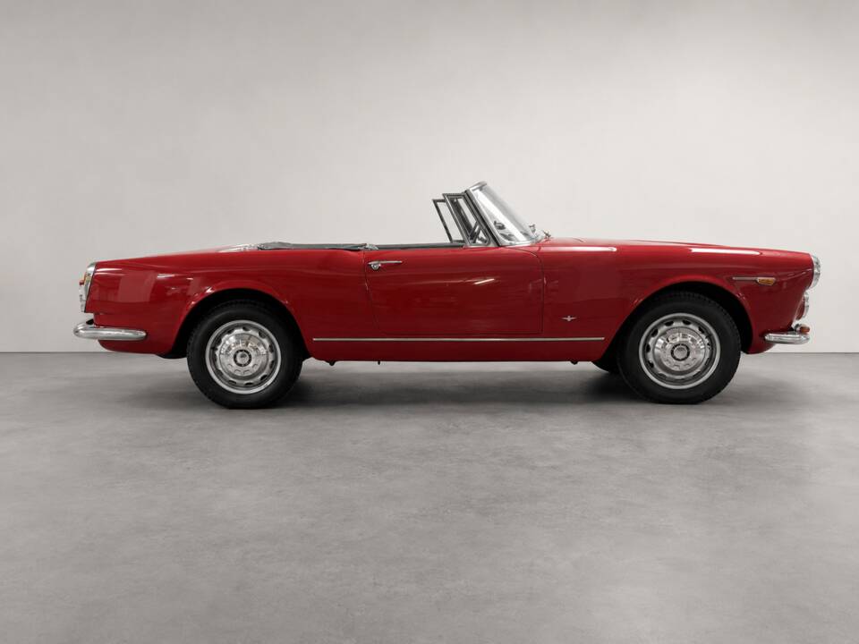 Image 13/31 of Alfa Romeo 2600 Spider (1964)