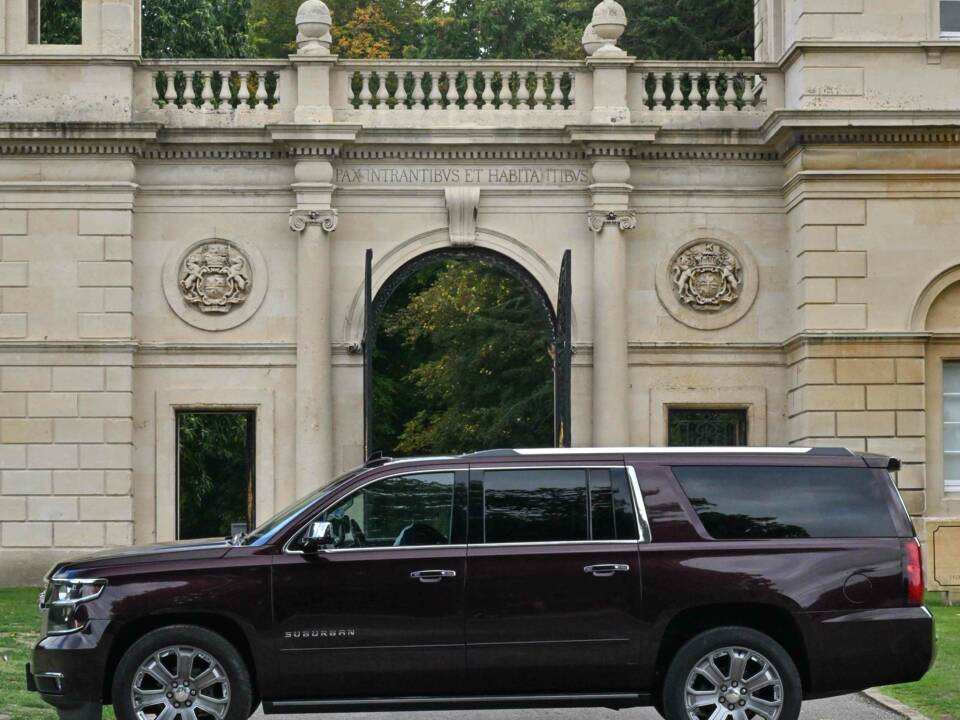 Image 16/50 of Chevrolet Suburban (2017)
