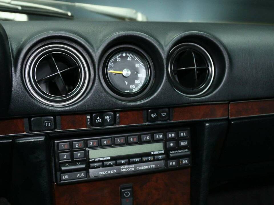 Image 14/30 of Mercedes-Benz 560 SL (1987)