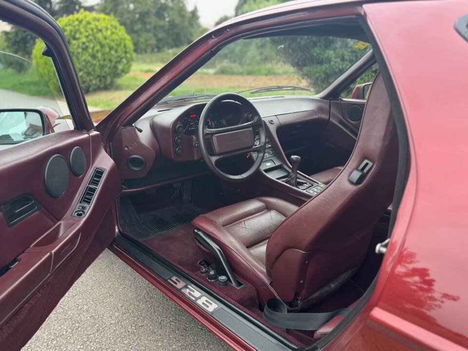 Image 14/32 of Porsche 928 S (1988)