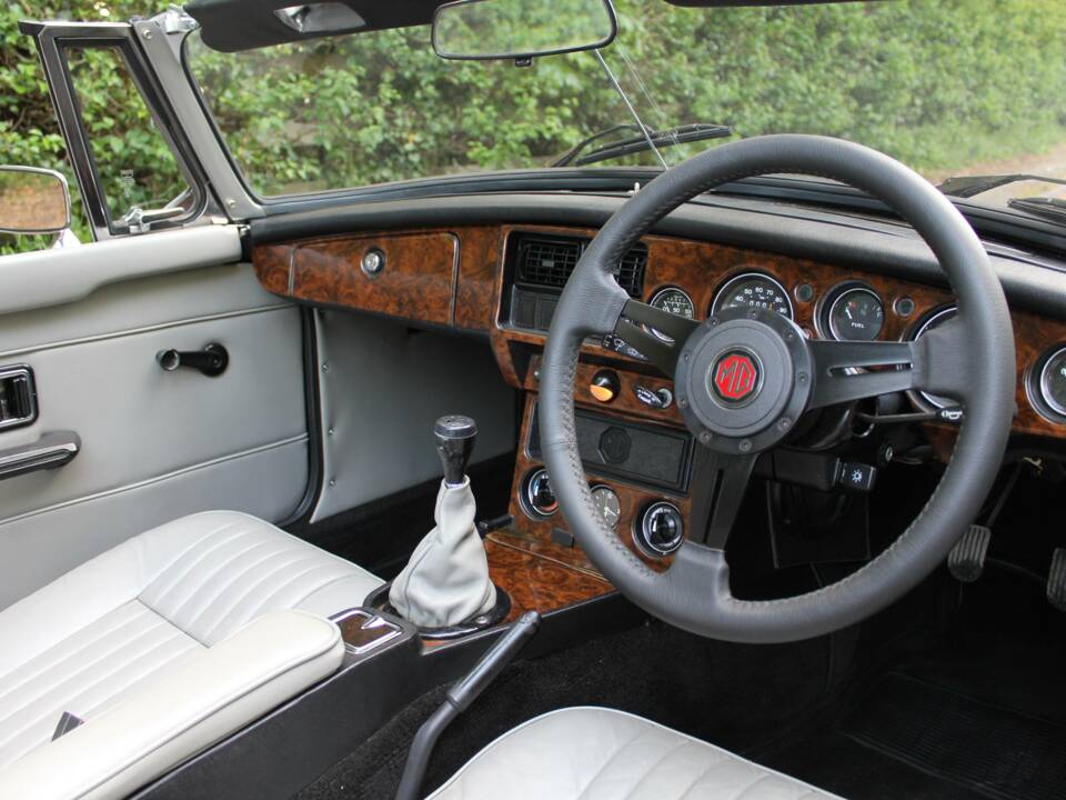 Image 8/17 of MG MGB (1978)