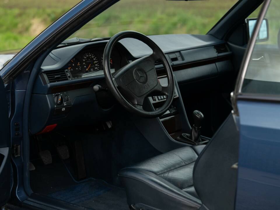 Bild 72/79 von Mercedes-Benz 200 CE (1993)