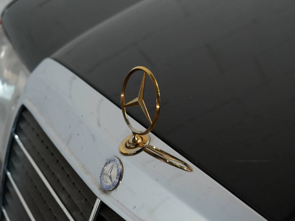 Image 19/32 de Mercedes-Benz 400 E (1991)